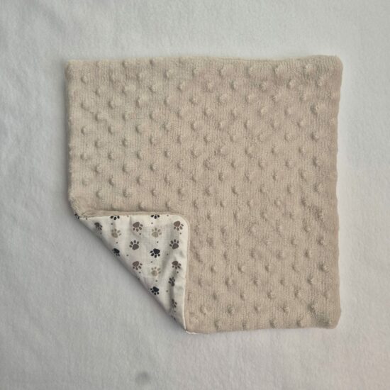 Offrez à votre cochon d’Inde un tapis doux et absorbant avec notre peepad fantaisie pattes d'animaux. Lavable, réutilisable, parfait pour un enclos propre.