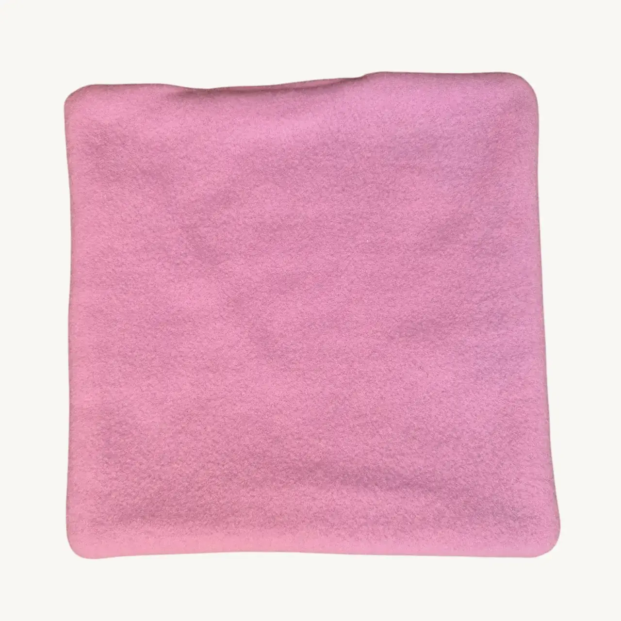 Offrez à votre cochon d’Inde un tapis doux et absorbant avec notre peepad violet clair. Lavable, réutilisable et parfait pour un environnement propre et sec.