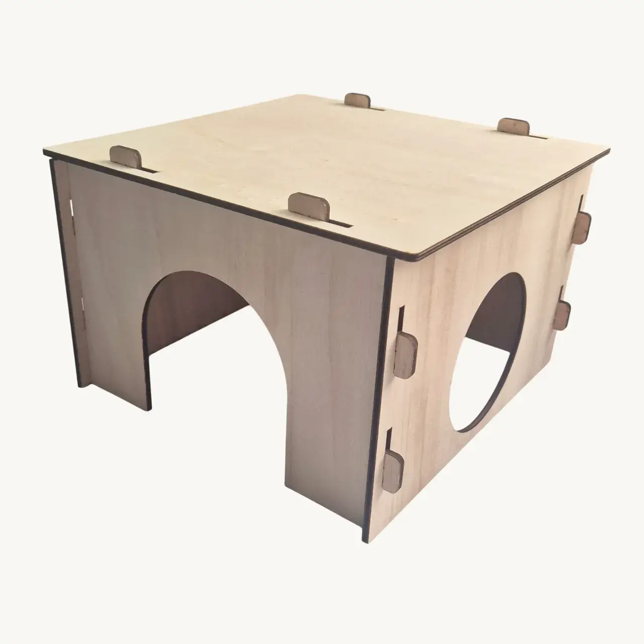 Cabane en bois naturel pour cochon d’Inde, spacieuse et sécurisée, idéale pour le repos et l’exploration. Fabrication sans colle ni vis, en bois issu de forêts durables.