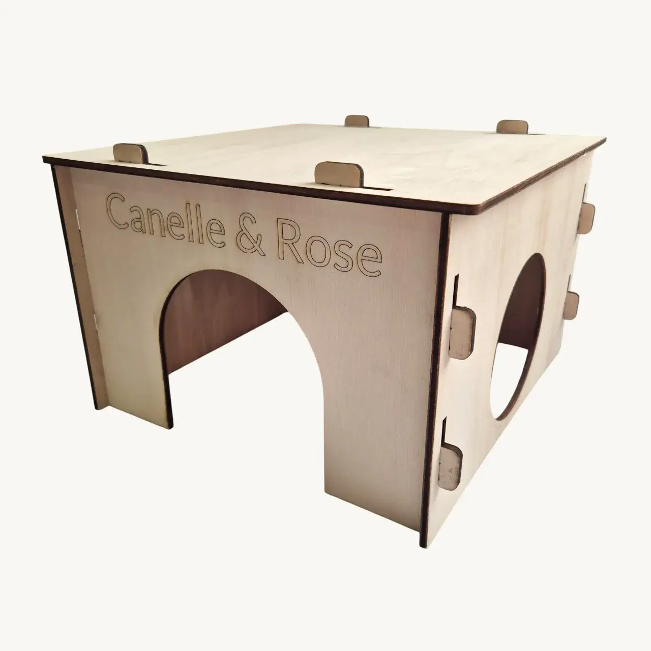 Cabane en bois personnalisable : Un refuge sécurisé et confortable, conçu pour offrir espace et originalité à votre cochon d'Inde. Fabriquée en bois de peuplier, idéale pour son bien-être !