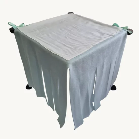 Cachette à rideaux bleu ciel pour cochon d’Inde, en tissu doux avec franges suspendues, offrant un abri spacieux et confortable pour se reposer en toute sécurité.