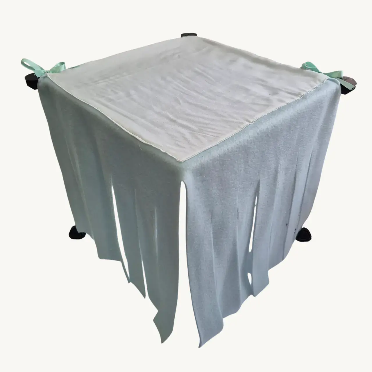 Cachette à rideaux bleu ciel pour cochon d’Inde, en tissu doux avec franges suspendues, offrant un abri spacieux et confortable pour se reposer en toute sécurité.
