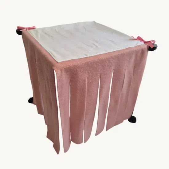 Cachette à rideaux rose pour cochon d’Inde, en tissu doux avec franges suspendues, offrant un abri spacieux et confortable pour se reposer en toute sécurité.