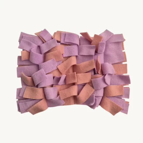 Tapis de fouille rose et violet en polaire pour cochon d’Inde, avec des franges pour cacher des friandises et stimuler son instinct naturel de fouille.