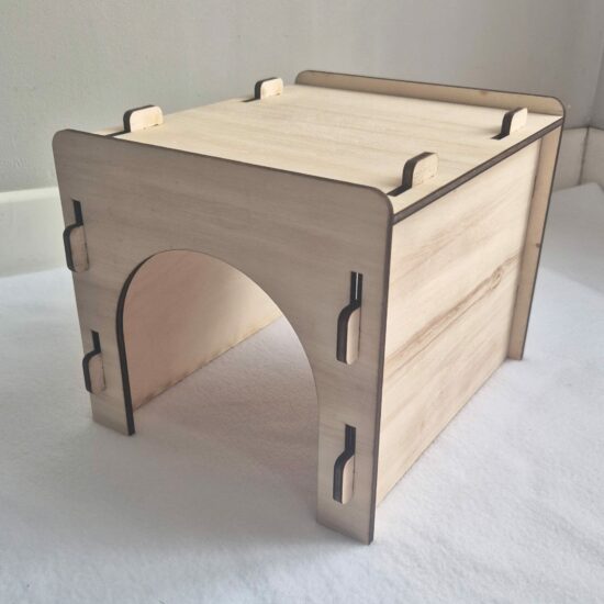 Tunnel en bois pour cochon d’Inde, accessoire naturel et sécurisé, idéal pour le jeu, le repos et l’exploration. Entrées spacieuses et fabrication en bois durable.