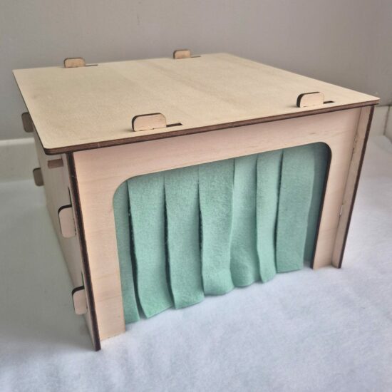 Grange en bois pour cochon d’Inde avec rideaux souples et amovibles, fabriquée en bois de peuplier durable, offrant un espace sécurisé et confortable.