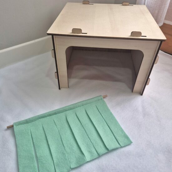 Grange en bois avec rideau vert – Image 2