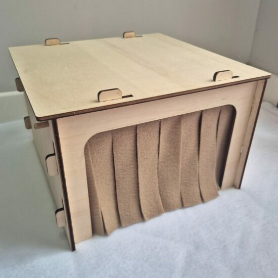 Grange en bois pour cochon d’Inde avec rideaux souples et amovibles, fabriquée en bois de peuplier durable, offrant un espace sécurisé et confortable.