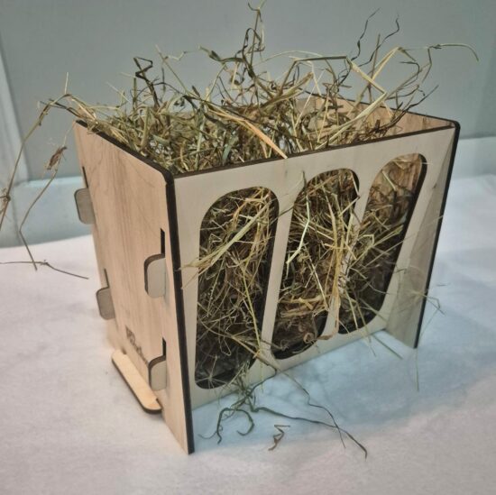 Râtelier à foin en bois pour cochon d’Inde, posé au sol, ouvert des deux côtés avec larges ouvertures. Fabriqué en bois de peuplier non traité, à assembler sans outils.