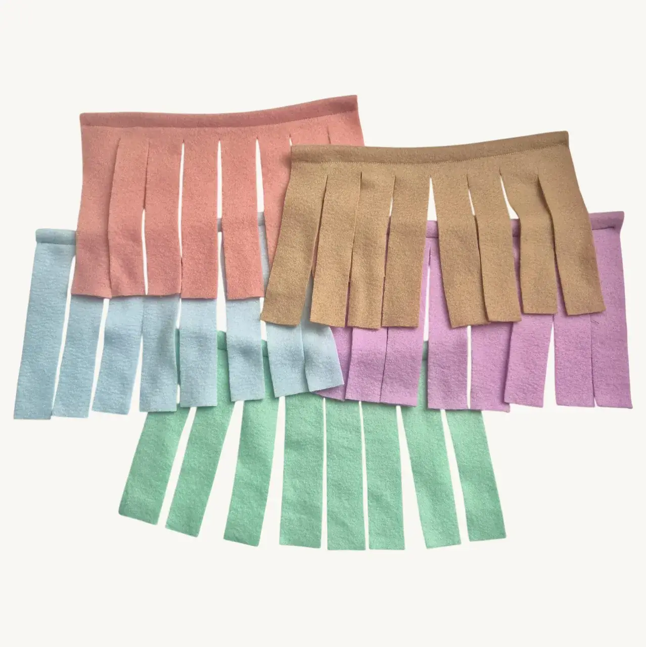 Lot de deux rideaux colorés en polaire pour grange à cochon d’Inde – modèles pastel interchangeables, doux et décoratifs, à fixer sur l’entrée d’une grange en bois pour créer un refuge rassurant.