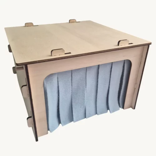 Grange en bois avec rideau bleu