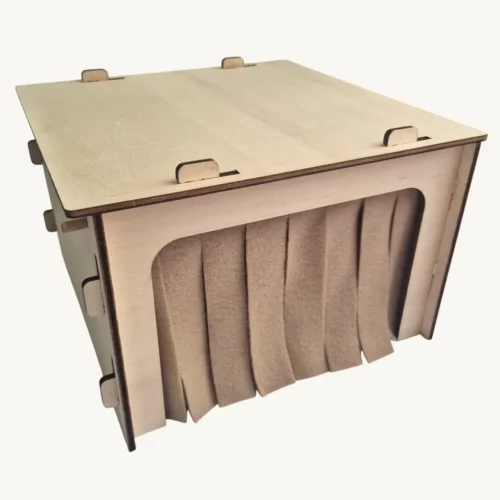 Grange en bois avec rideau beige foncé