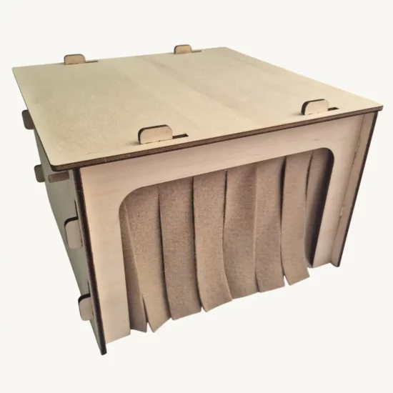 Grange en bois pour cochon d’Inde avec rideaux souples et amovibles, fabriquée en bois de peuplier durable, offrant un espace sécurisé et confortable.