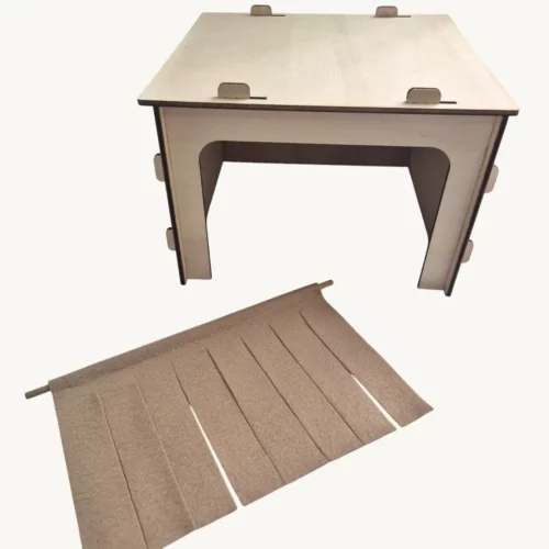 Grange en bois avec rideau beige foncé