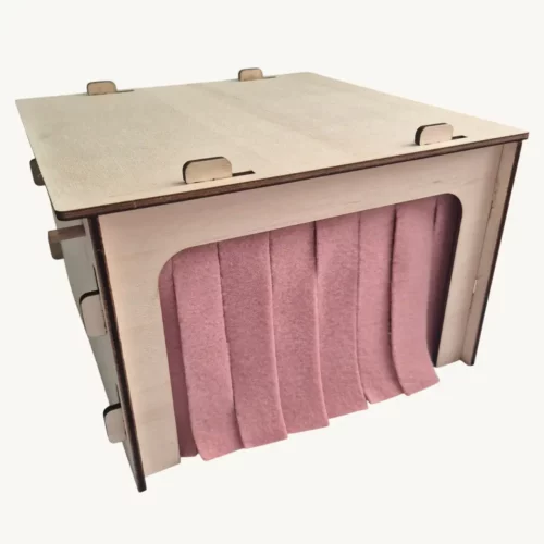 Grange en bois avec rideau rose