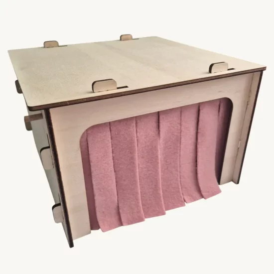 Grange en bois pour cochon d’Inde avec rideaux souples et amovibles, fabriquée en bois de peuplier durable, offrant un espace sécurisé et confortable.