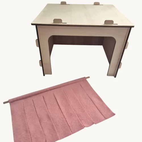 Grange en bois avec rideau rose