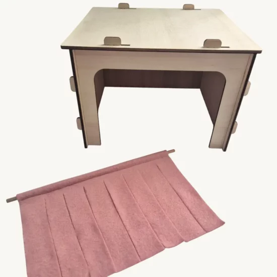 Grange en bois avec rideau rose – Image 2