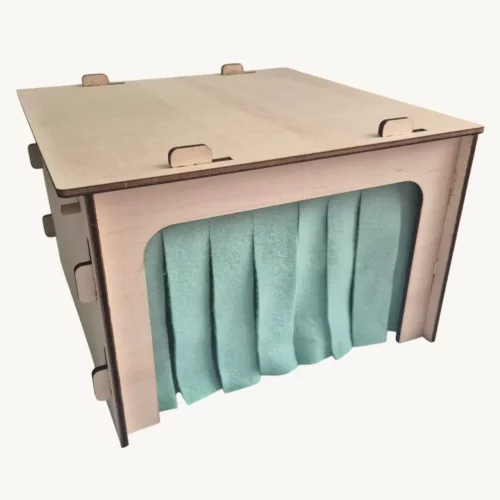 Grange en bois avec rideau vert