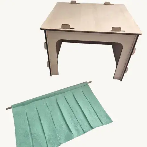 Grange en bois avec rideau vert