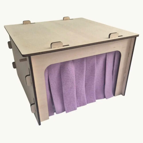 Grange en bois avec rideau violet