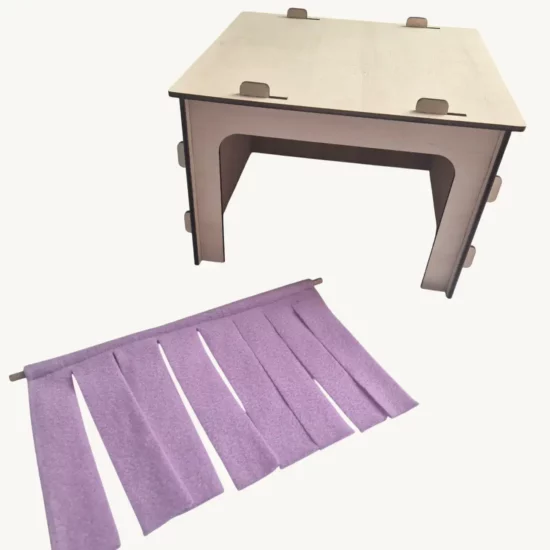 Grange en bois avec rideau violet – Image 3