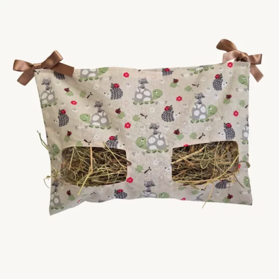 Sac à foin à motifs animaux pour cochon d’Inde, avec ouvertures sécurisées à hauteur de tête, permettant un accès facile au foin tout en évitant qu’il soit souillé.