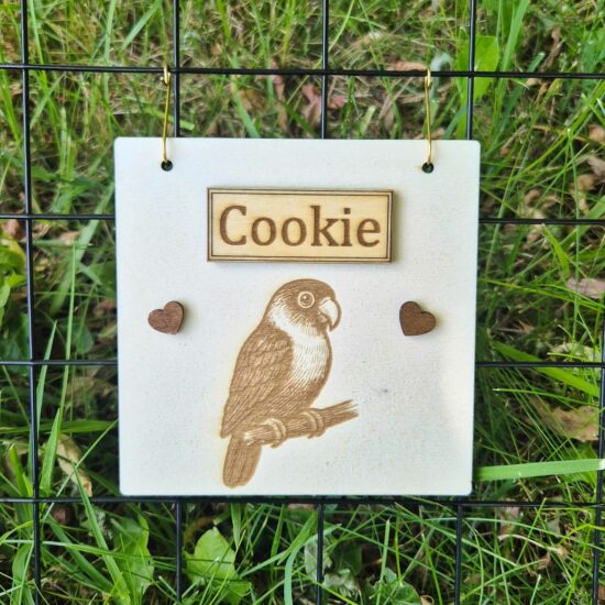 Plaque en bois personnalisable pour inséparable, gravée avec prénom et motif, fabriquée en bois naturel issu de forêts durables.