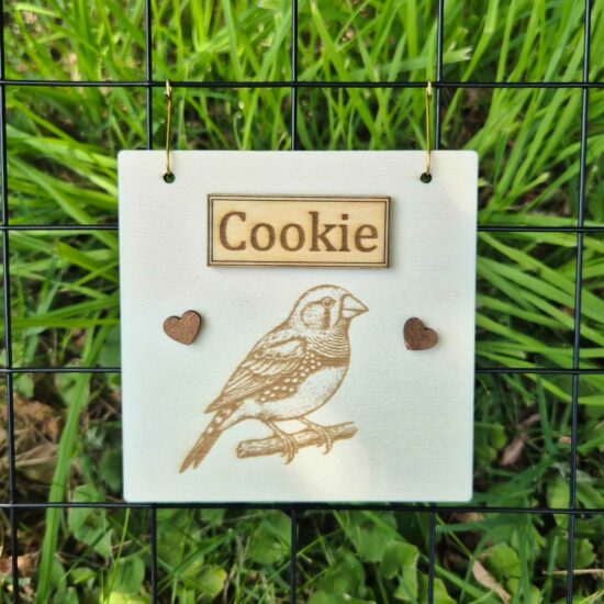 Plaque en bois personnalisable pour diamant mandarin, gravée avec prénom et motif, fabriquée en bois naturel issu de forêts durables.