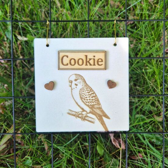 Plaque en bois personnalisable pour perruche ondulée, gravée avec prénom et motif, fabriquée en bois naturel issu de forêts durables.