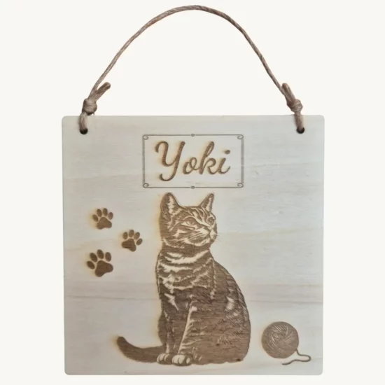 Gravure personnalisable pour chat en bois naturel – ajoutez son prénom et un motif pour sublimer son coin préféré avec style.