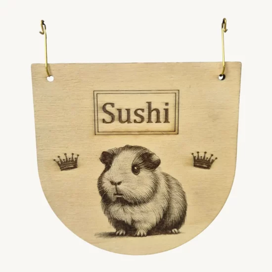 Plaque en bois personnalisable pour enclos de cochon d’Inde, gravée avec prénom et motif, fabriquée en bois naturel issu de forêts durables.