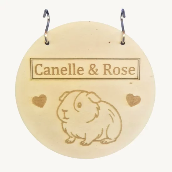 Plaque en bois personnalisable pour enclos/cage de rongeurs et lapin, gravée avec prénom et motif, fabriquée en bois naturel issu de forêts durables.