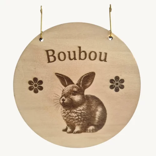 Plaque en bois personnalisable pour enclos de lapin, gravée avec prénom et motif, fabriquée en bois naturel issu de forêts durables.