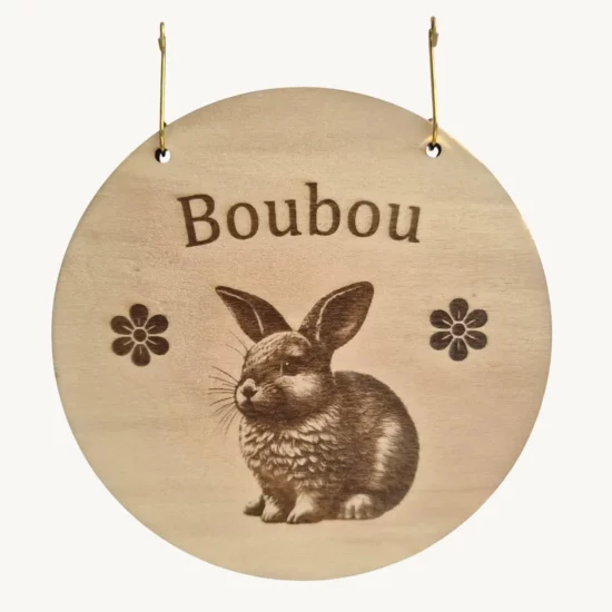 Plaque en bois personnalisable pour enclos de lapin, gravée avec prénom et motif, fabriquée en bois naturel issu de forêts durables.