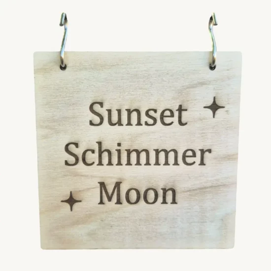 Plaque en bois personnalisable pour les animaux de compagnie, gravée avec prénom et motif, fabriquée en bois naturel issu de forêts durables.