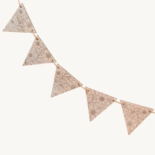 Guirlande décorative en bois naturel composée de 8 fanions gravés, accrochée à un enclos de cochon d’Inde avec motifs illustratifs.